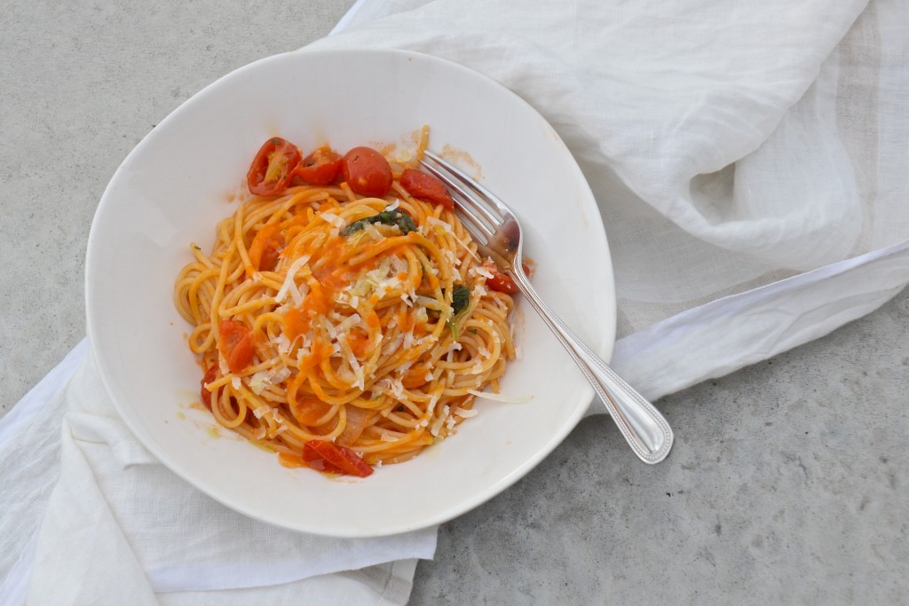 One pot pasta with tomato sauce