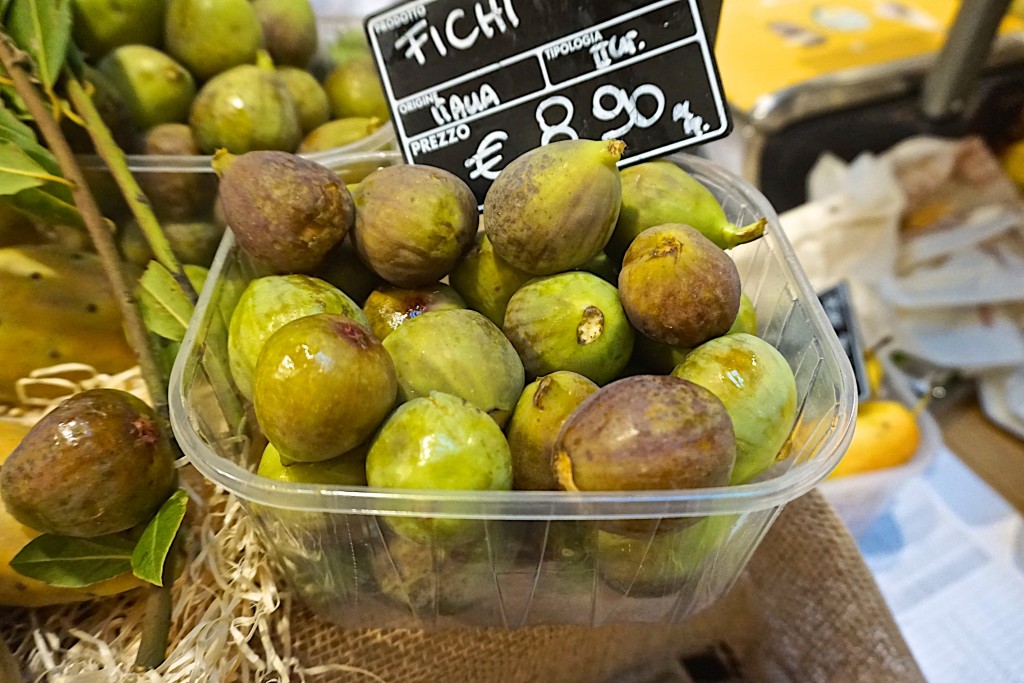 Fresh figs, Eataly, milan