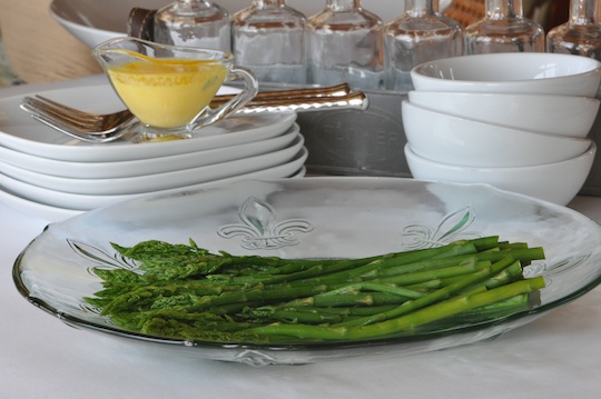 Asparagus with hollandiase