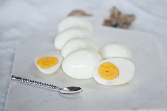 Peeling hardboiled eggs