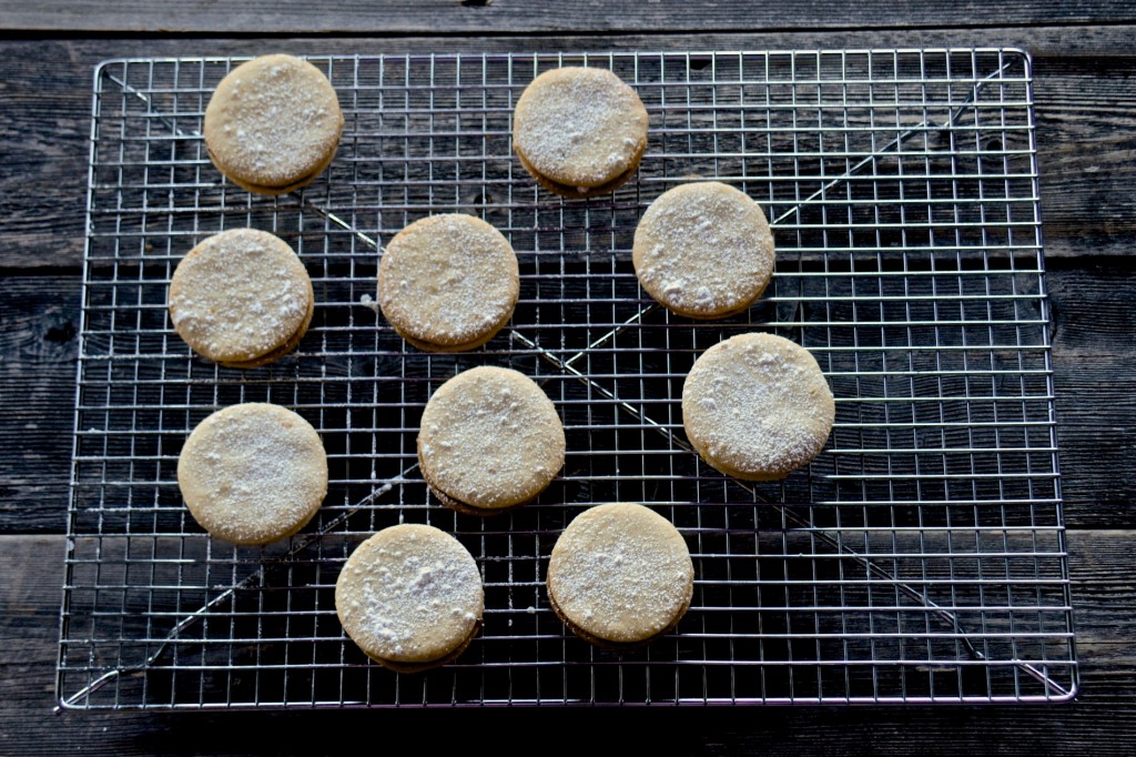 Sandwich cookies with raspberry jam and lemon cream