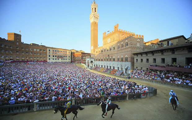 Palio race at Piazza del Campo