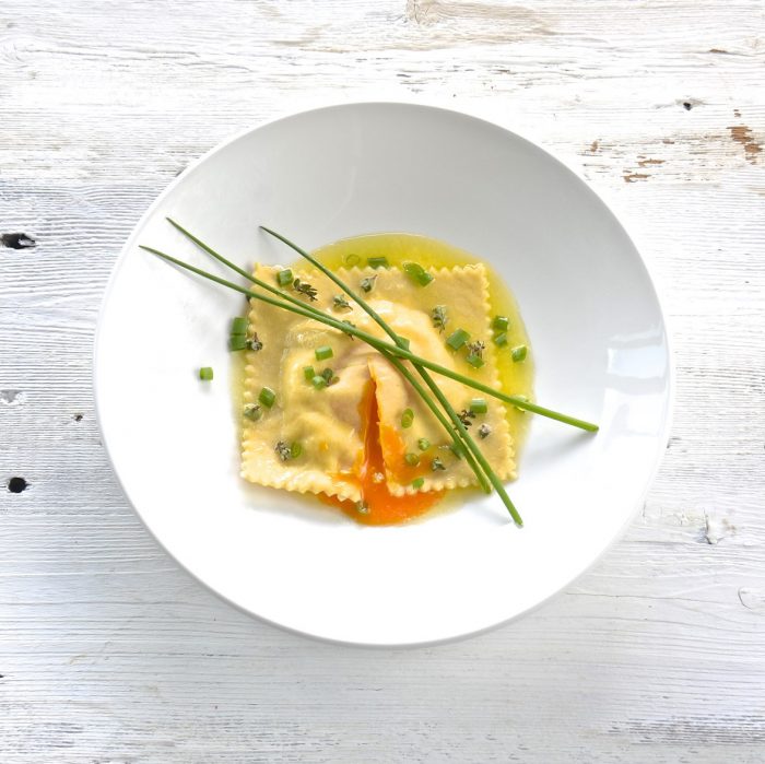 Raviolo al uovo, ricotta e carciofo (single raviolo with egg, ricotta